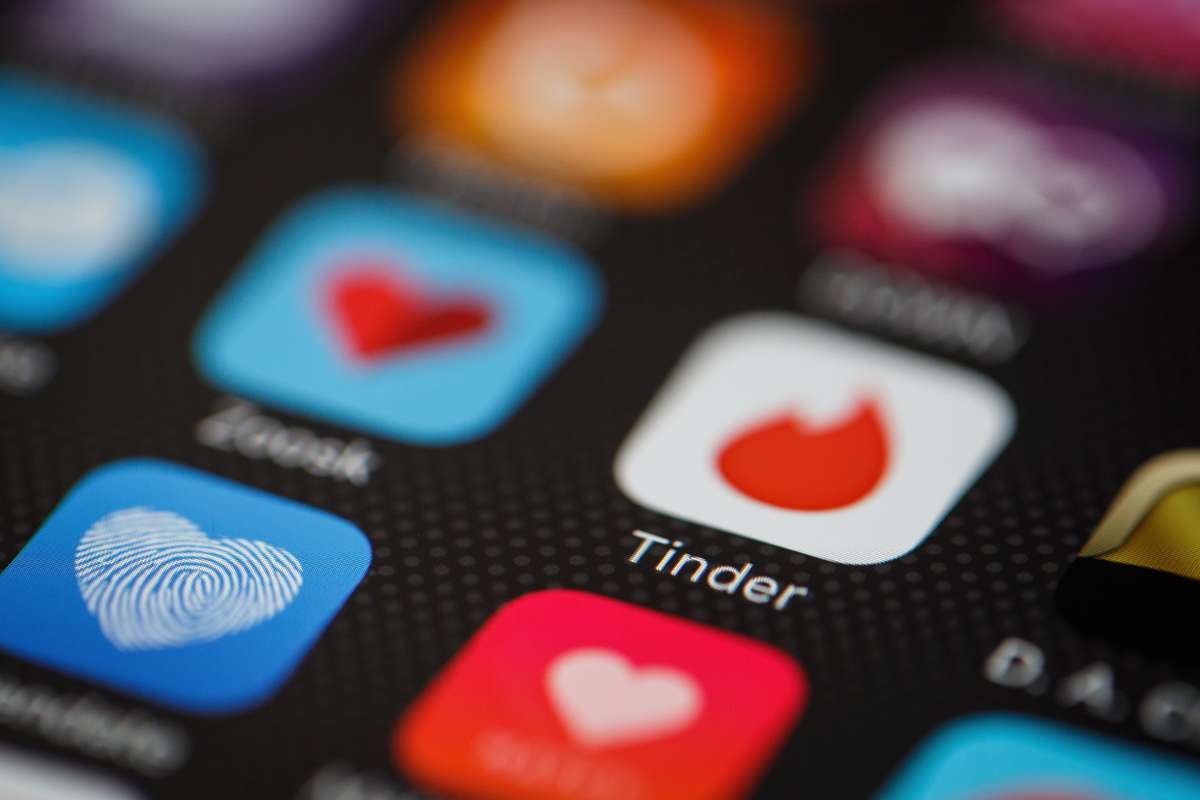 Un zoom a la pantalla de un dispositivo móvil donde se ven los logos de diferentes apps de citas