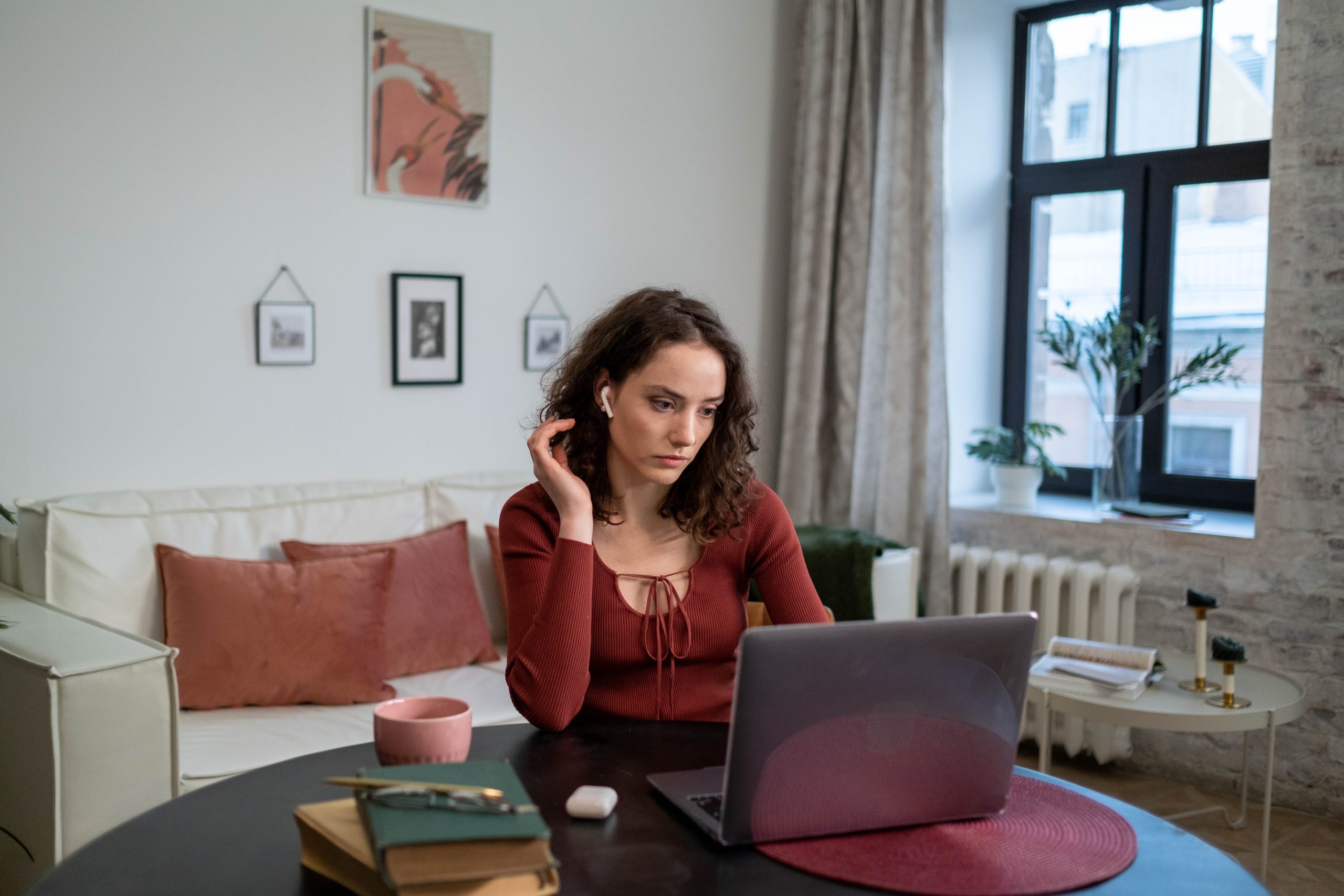 Mujer haciendo home office