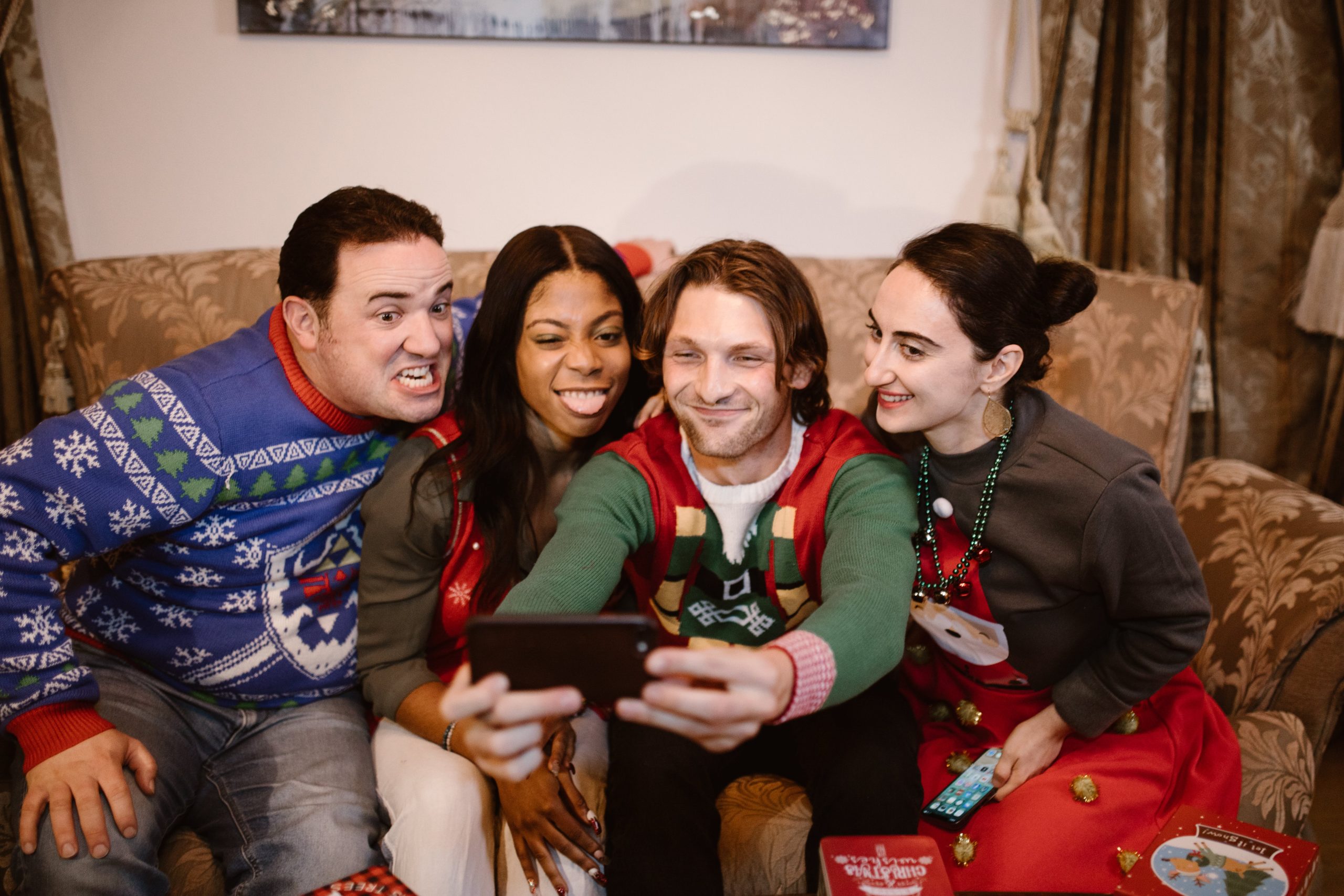 Amigos en navidad tomándose una selfie